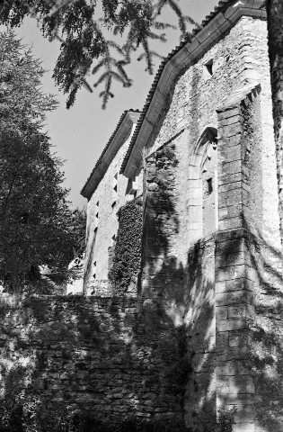 Montjoux. - Contreforts du chevet de la chapelle du château.