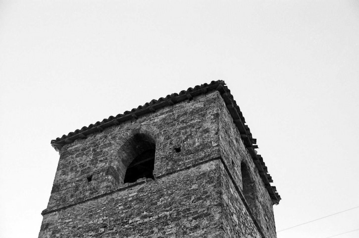 Gigors-et-Lozeron. - La façade nord du clocher de l'église Saint-Pierre.