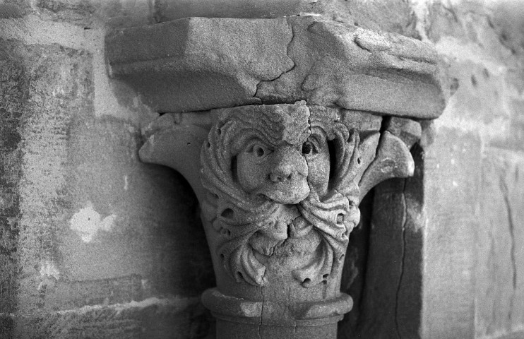 Mours-Saint-Eusèbe.- Chapiteau du porche du clocher de l'église Notre-Dame.