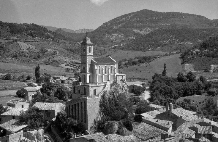 Pierrelongue.- Vue aérienne du village et de la rivière l'Ouvèze