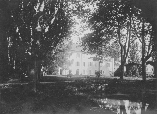 Charols, château de Salettes. - La façade principale.