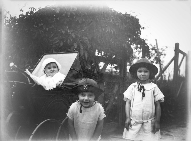 Charols, château de Salettes. - Françoise Champin dans son landau, Jacques Champin et Marie-Thérèse Champin.
