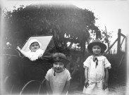 Charols, château de Salettes. - Françoise Champin dans son landau, Jacques Champin et Marie-Thérèse Champin.
