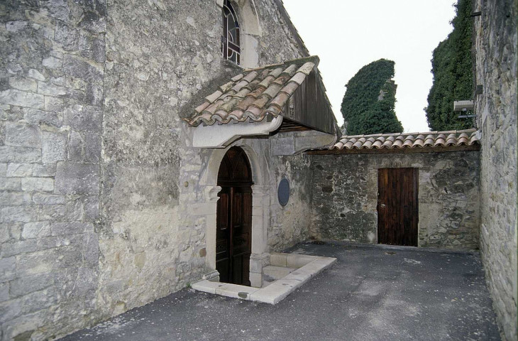 Sauzet.- Le porche de l'église Saint-Lambert.