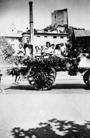 Crest.- Char décoré de Vaunaveys à la fête rurale à Crest, le 4 août 1946.