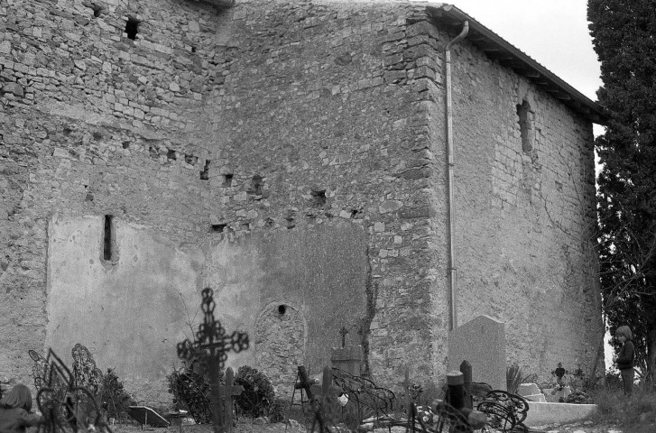 Gigors-et-Lozeron.- La façade sud de l'église Saint-Pierre et le cimetière.