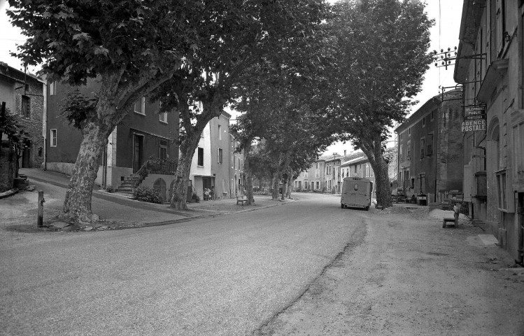 Montéléger. - Cours des Platanes.