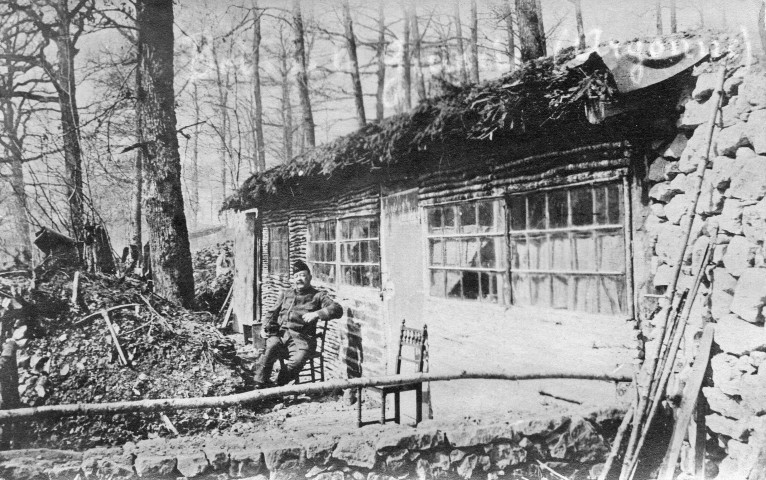 Alphonse Faucher devant sa cahute en Argonne.