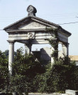 Beaumont-lès-Valence.- Une tombe du cimetière.