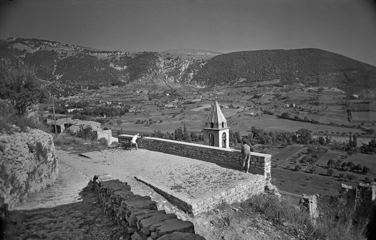 Montbrun-les-Bains. - Les environs du village et le clocher de l'église Notre-Dame.