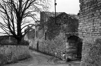 Saint-Restitut.- Remparts nord et porte du village.