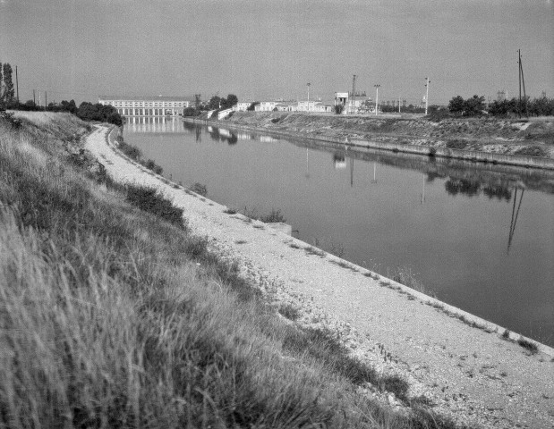 Beaumont-Monteux.- La centrale hydraulique EDF sur l'Isère.