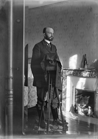 Photographie d'Henri Champin. - Charols, château de Salettes : Henri Champin posant avec une chambre photographique.