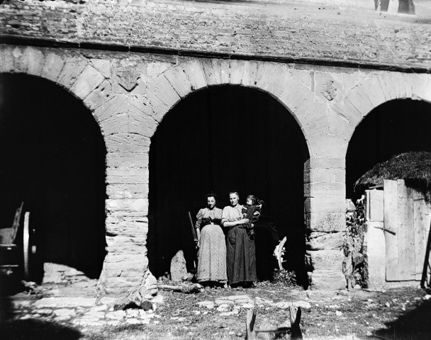Hostun.- La cour du château Saint-Martin.