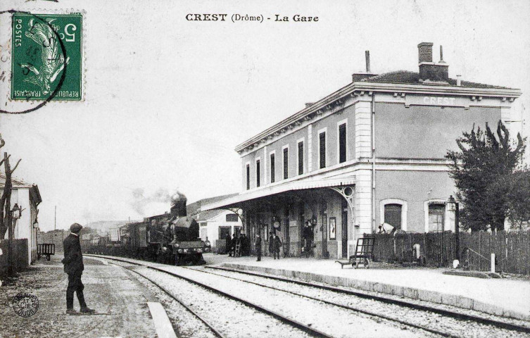 Un train arrivant en gare.