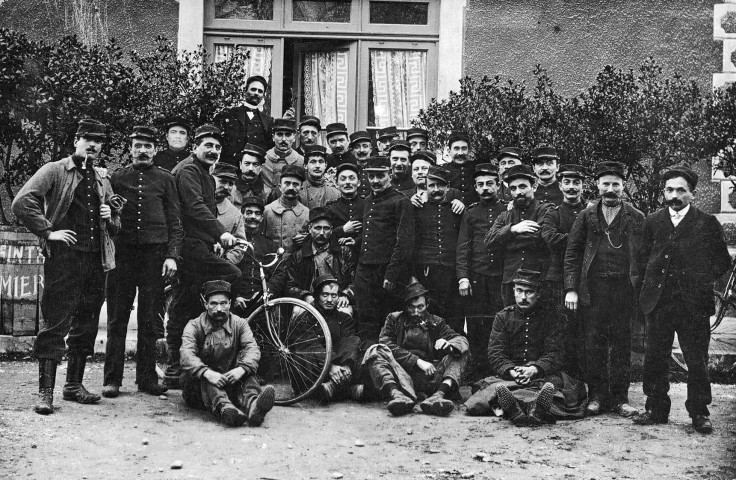 Soldats du 6e régiment d'artillerie.