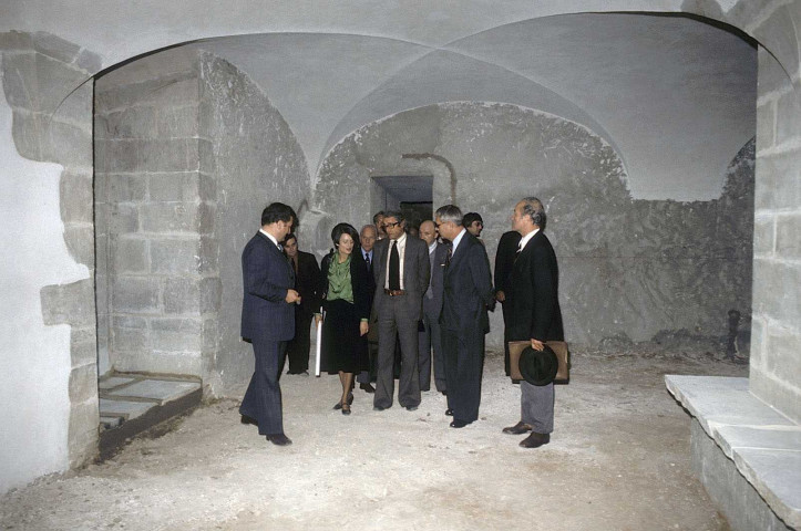 Romans-sur-Isère.- Pose de la première pierre de la galerie des métiers au Musée de la Chaussure par le Préfet A. Roche en novembre 1976.