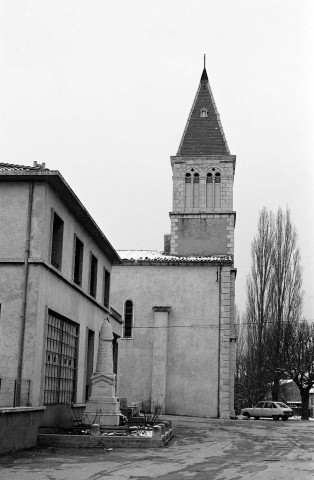 Bouvières.- La mairie, l'école et le clocher de l'église Saint-Antoine.