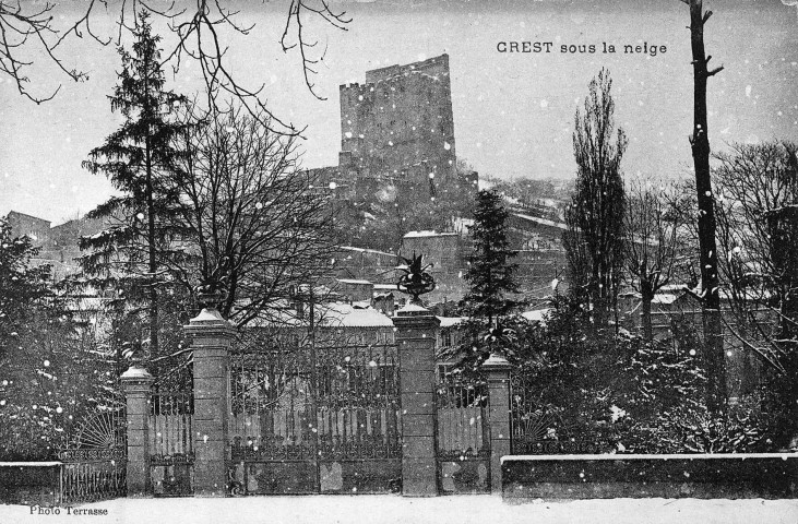 Crest.- La Tour vue du quai des Marronniers.