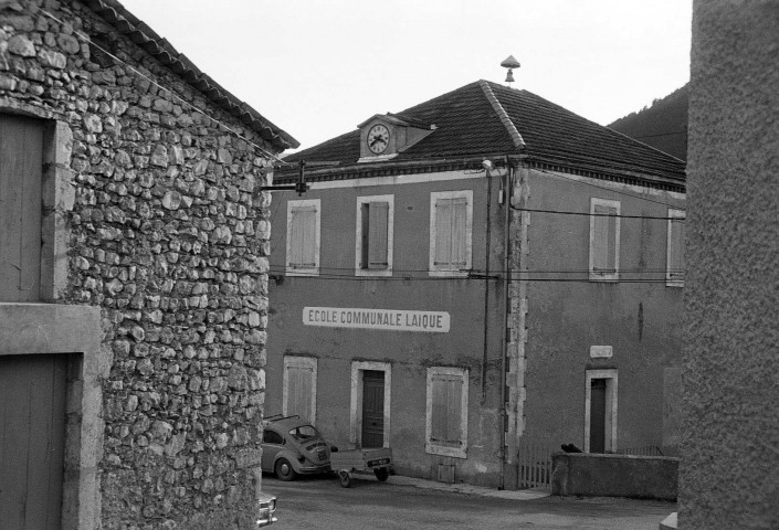 Ponet-Saint-Auban. - L'école laïque.