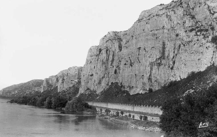 Les rochers du Robinet et le Rhône.