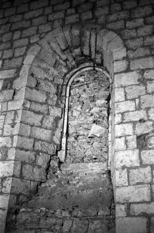 Mirmande.- Fenêtre murée du chœur de l'église Sainte-Foy.