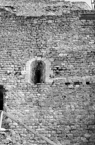 Rochefort-en-Valdaine. - Fenêtre de la façade ouest du château pendant les travaux de restauration.