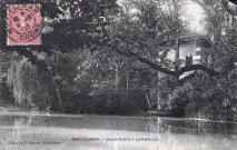 Le pavillon du Jardin Public (construit en 1897) aux bords du plan d'eau.