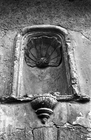 Montbrun-les-Bains. - Niche à coquille sur la façade nord de l'église Notre-Dame.