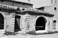 Grignan. - Le lavoir fontaine et la chapelle Saint-Pierre du hameau de Bayonne.