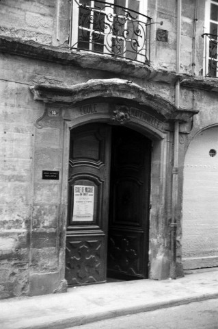 Crest.- Le porche de l'ancienne école maternelle. Flou