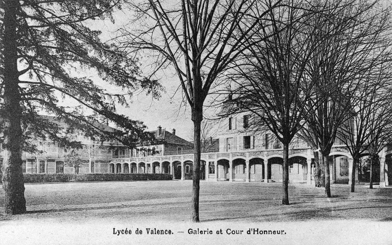 Valence.- La cour du Collège et Lycée Émile Loubet.