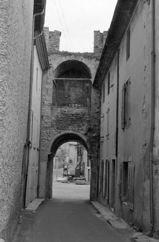 Taulignan.- L'arrière de la porte de la ville.