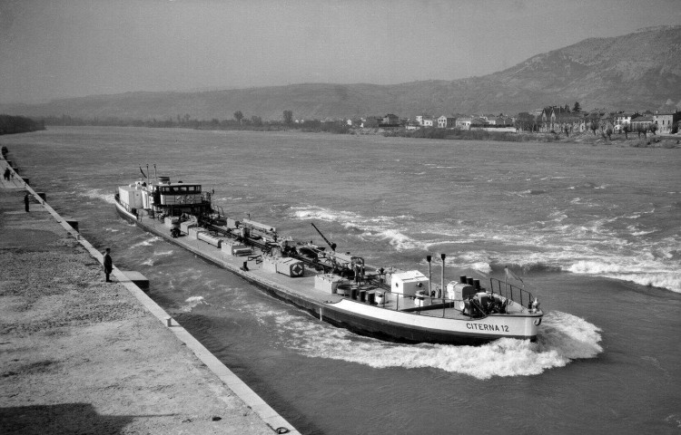 Valence.- La péniche Citerna 12 remontant le Rhône.