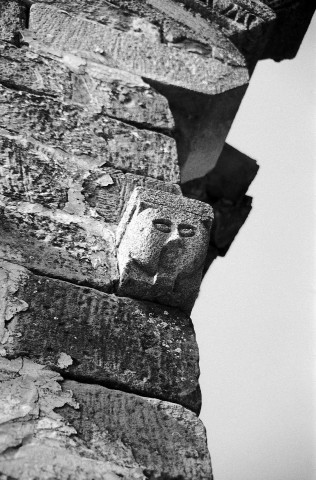 Mirabel-aux-Baronnies.- Sculpture de la façade de la chapelle Notre-Dame de Beaulieu.