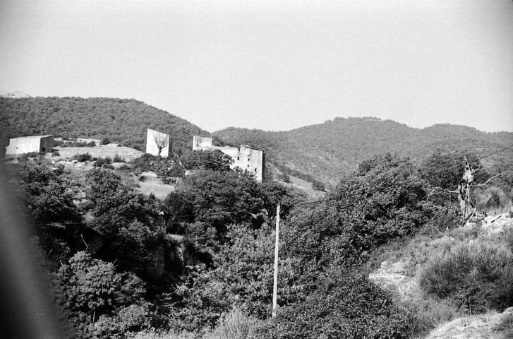 Saint-Sauveur-en-Diois. - Vue du château de Gouvernet à la Bâtie-Verdun.