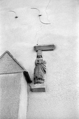 Tersanne.- Sculpture en façade occidentale de l'église Saint-Romain.