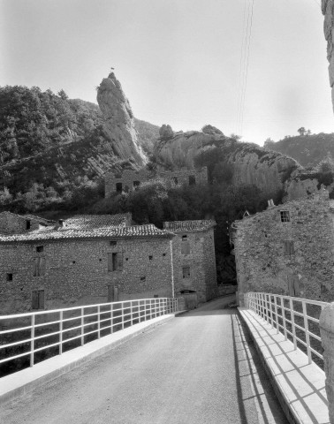 Les Pilles. - Le pont sur la rivière l'Eygues.