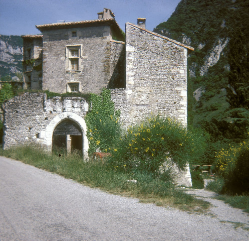 Saoû.- Le château de Lastic.