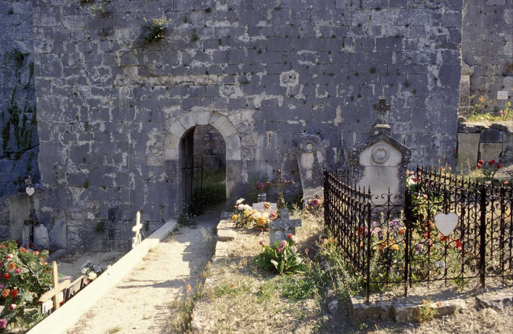 Aleyrac.- Le prieuré et le cimetière.