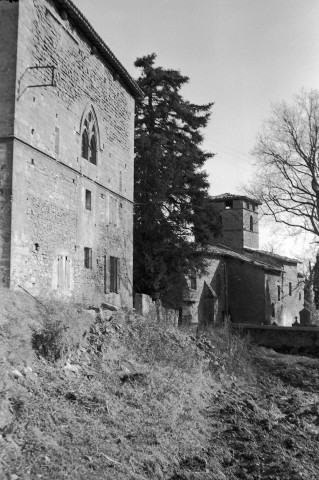 Bathernay.- Le château devenu le presbytère et l'église Saint-Étienne était celle d'un prieuré de la dépendance de l'abbaye de Romans.