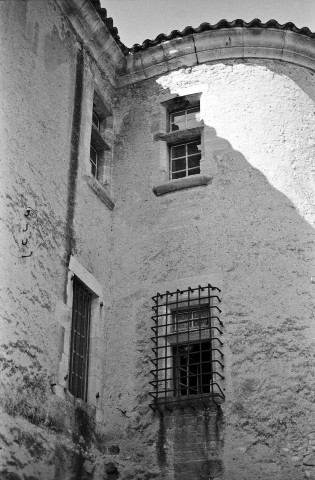 Montjoux. - La tour nord du château (XVe s.).