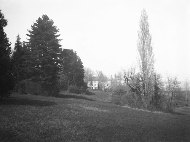 Charols, château de Salettes. - Vue depuis la cascade.