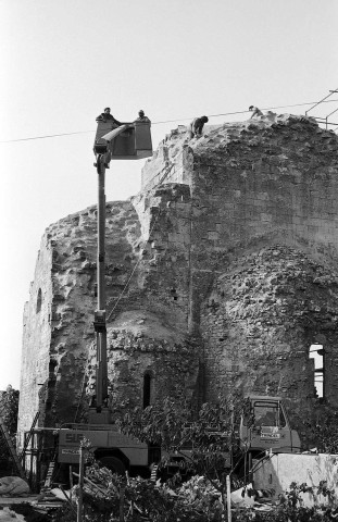 Allan. - Travaux de restauration de la chapelle Barbara, utilisation d'une benne automotrice.