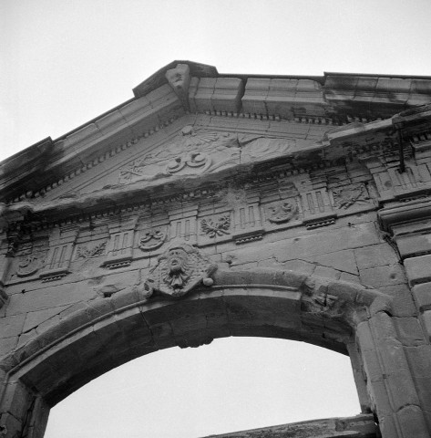 Valence.- Fronton du portail de l'ancienne Préfecture bombardée le 15 août 1944.