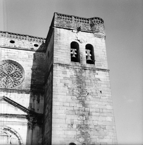 Grignan. - Façade de la collégiale Saint-Sauveur.