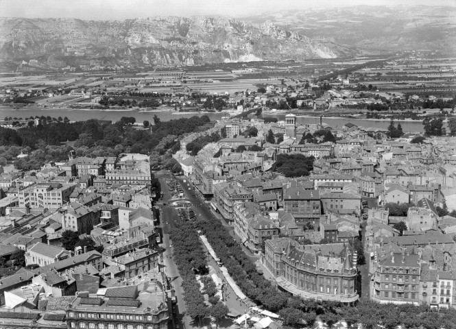 Vue aérienne d'une partie de la ville et du Rhône, au fond Granges en Ardèche.