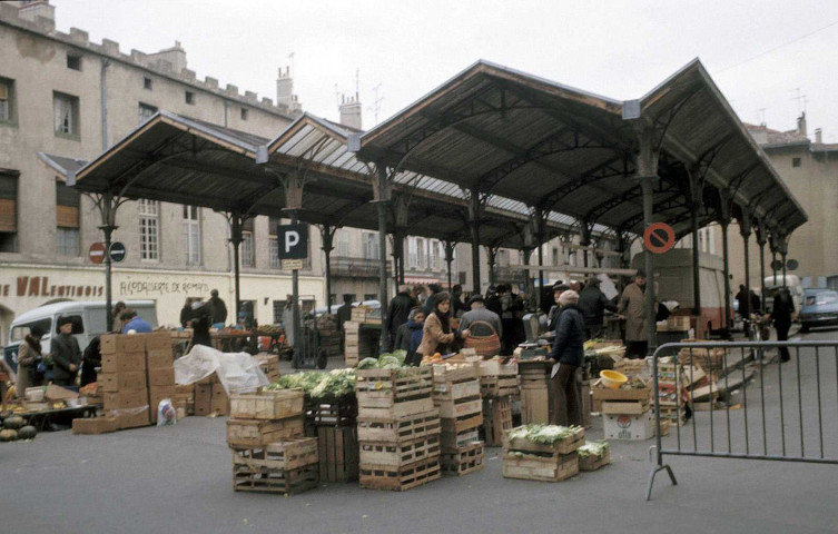 Valence.- Jour de marché place Saint-Jean.