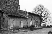 Peyrins. - La façade nord de la chapelle Saint-Ange et le cimetière.