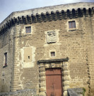 Suze-la-Rousse.- Porte du château.